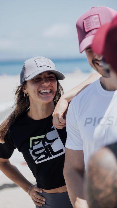 Mujer y hombre sonriendo con una gorra para protegerse de sol