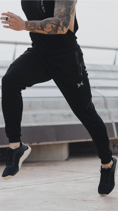 Hombre corriendo usando unos pantalones jogger de picsil