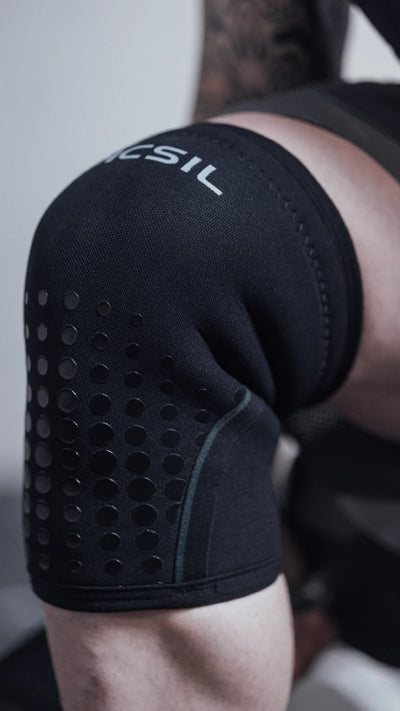 Rodilla flexionada con una rodillera de picsil