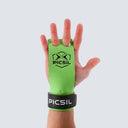 Calleras Azor con magnesio con dos agujeros color verde y negro puestas en una mano 